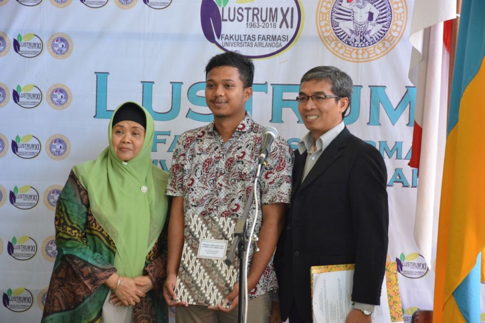 Pemenang lomba logo, Ali Nur Ad Deen berfoto bersama Dekan, Dr. Umi Athiyah, M.S., Apt. dan Dr. Muh Agus Syamsur Rijal