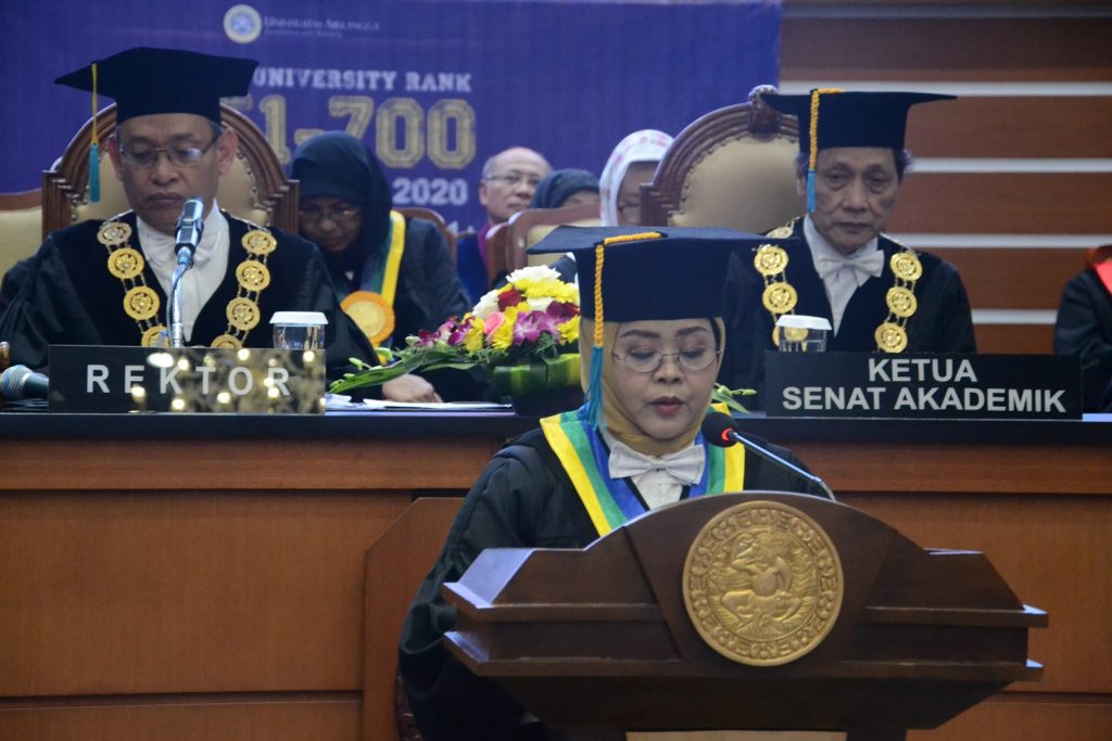 Prof. Dr. Umi Athiyah M. S., Apt. saat menyampaikan orasi guru besar di Aula Garuda Mukti Kampus C UNAIR, Kamis (12/9/2019). (Foto: Bambang BES.)