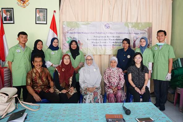 Dosen dan mahasiswa pelaksana Program Pengabdian Masyarakat Fakultas Farmasi Universitas Airlangga 2019 Karanggayam Teratai