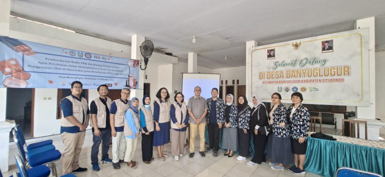 Foto bersama tim pengmas FFUA, pemerintah daerah desa Banyuglugur Kab Situbondo dan Ikatan Apoteker Indonesia (IAI) cabang Situbondo.