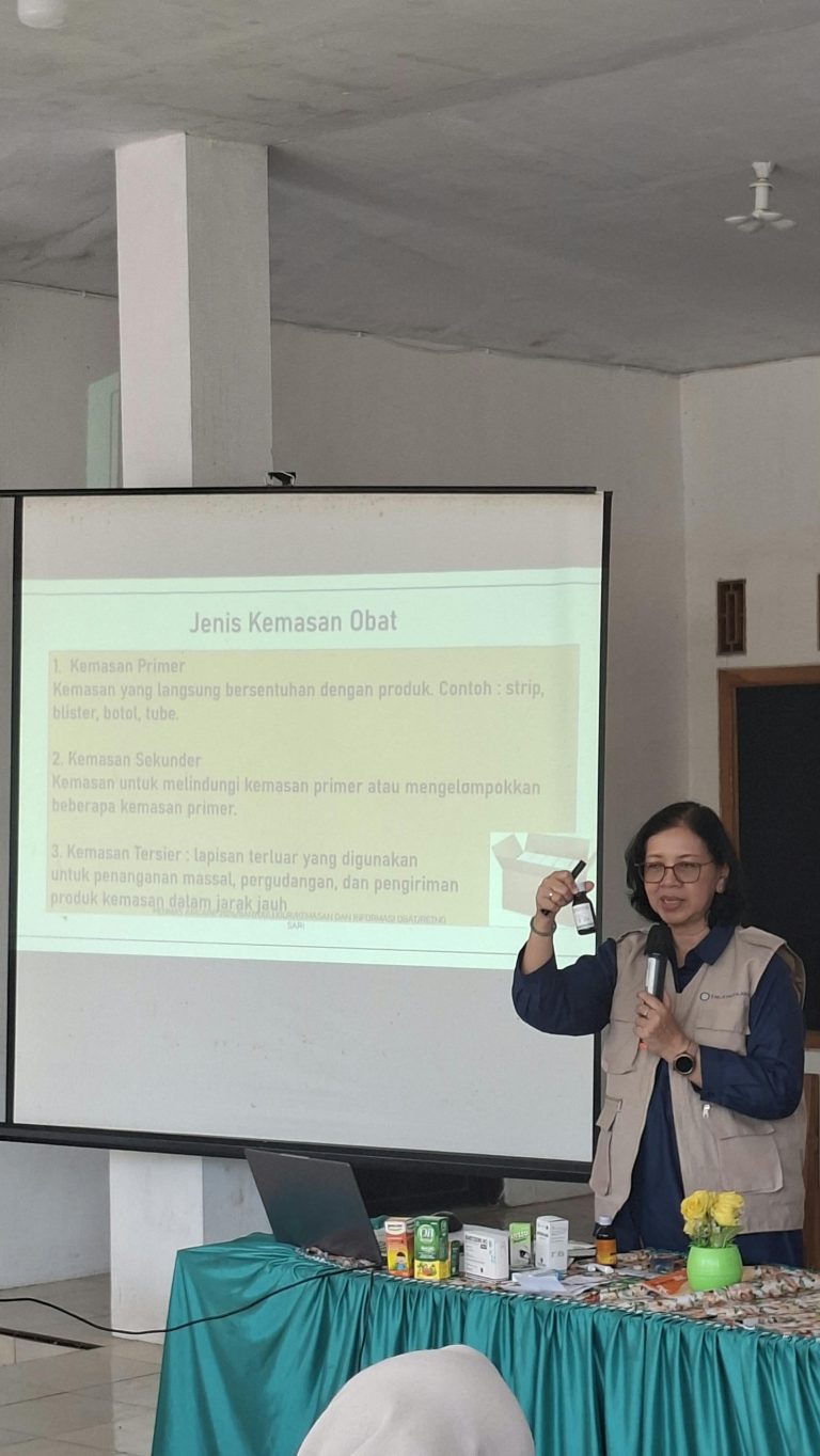 Ketua tim pengmas FFUA Prof. Retno Sari memberikan materi penyuluhan jenis kemasan obat.